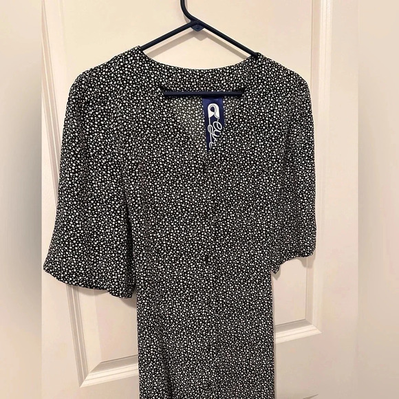 EYEYE Korean made Floral Dress with button detail and back tie Size F- fits most - Picture 2 of 6